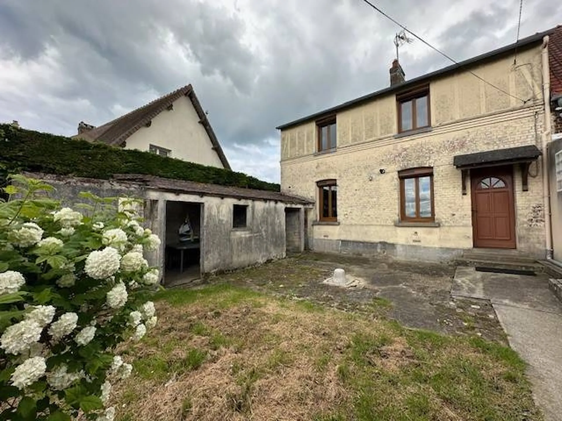 Maison de ville avec potentiel – À 5 minutes de Dieppe, jardin et garage inclus