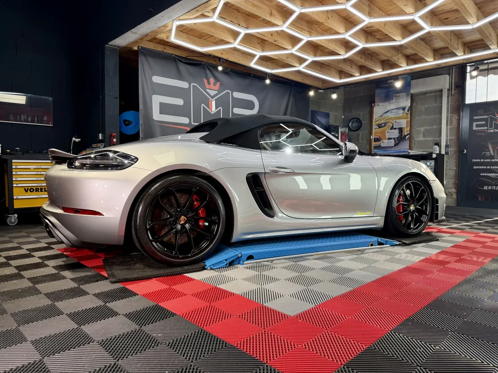 Traitement céramique GYEON Infinite Type 2 et polissage complet sur Porsche Boxster Spyder près de Lyon par EMB DETAILING