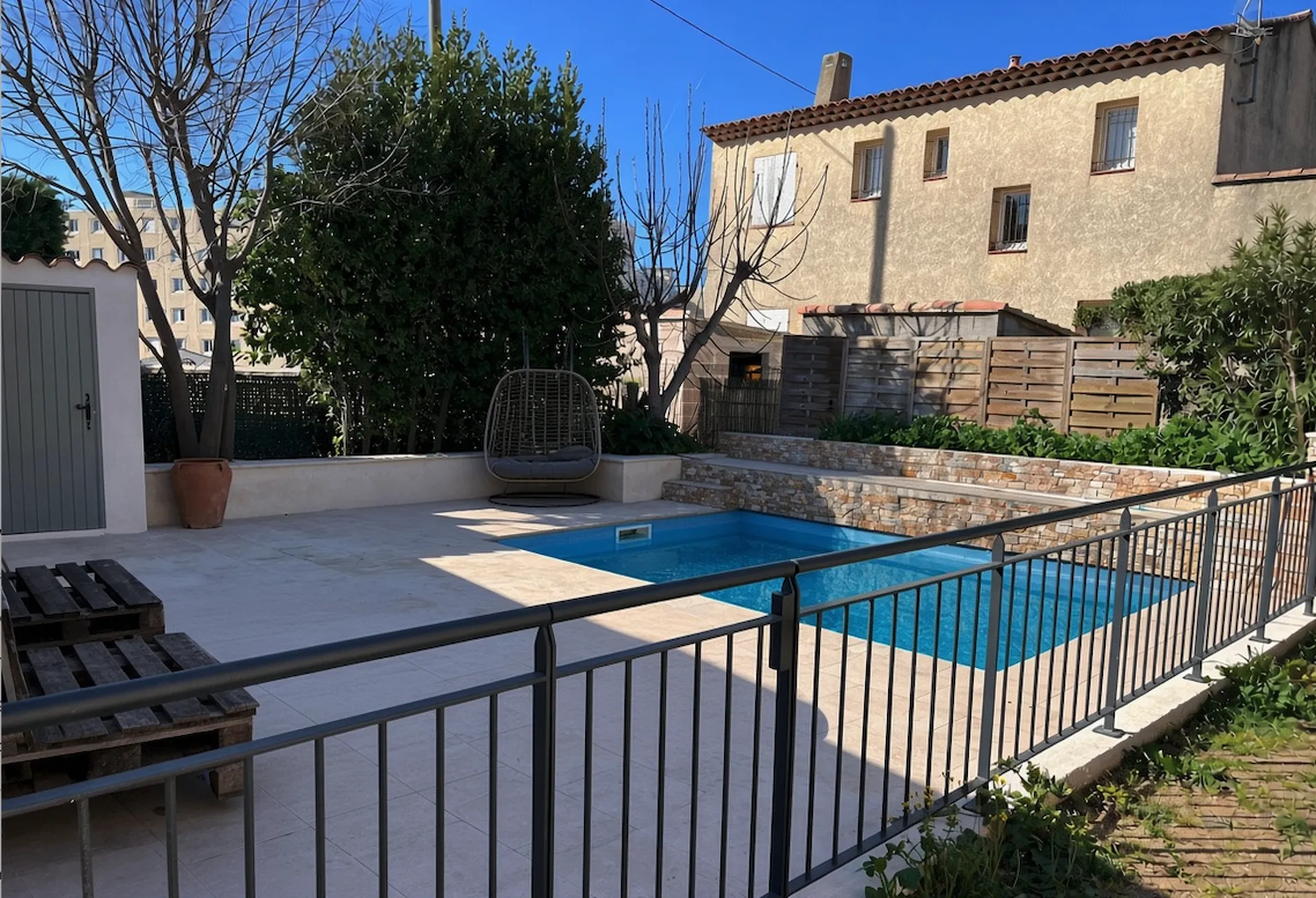 Aménagement extérieur avec piscine, terrasse et cascade à Vitrolles