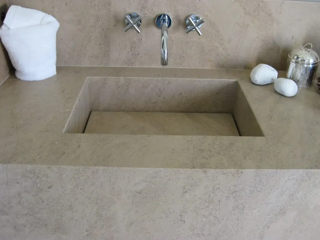 Pierre naturelle pour salle de bain : receveurs de douche, vasques et baignoires sur mesure