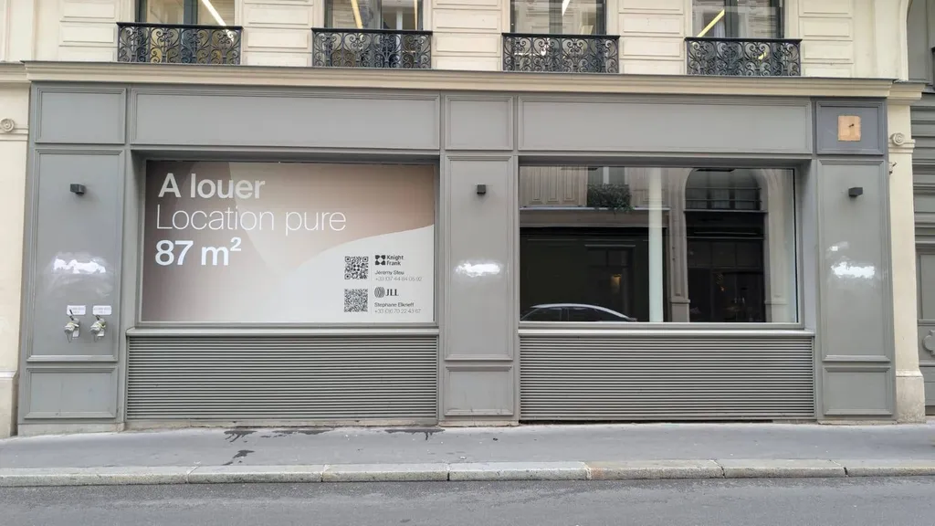 Conception et pose d'une vitrophanie sur mesure pour un local commercial à louer à Paris 8 
