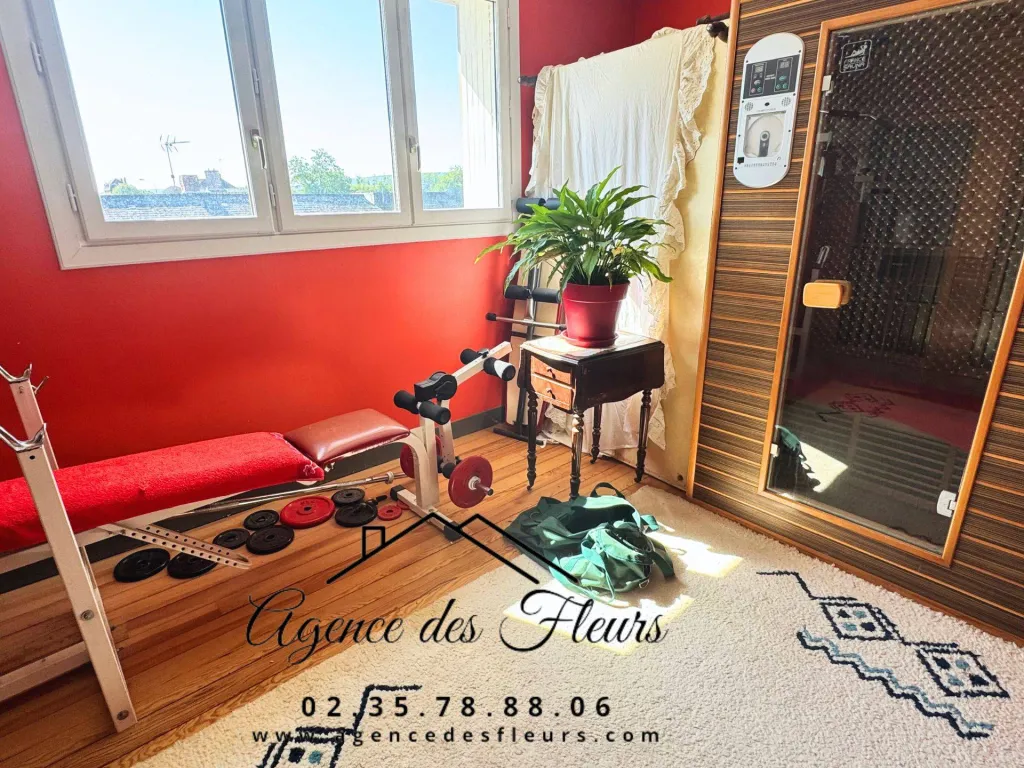 A vendre maison familiale de 243 m² édifiée sur un terrain de 749 m² sur la commune de MONTFORT SUR RISLE 27 290