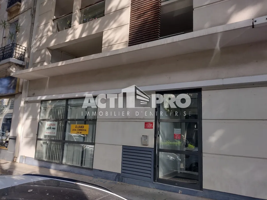 Bureaux à louer de 250m² avec bureaux médicaux, salle d'attente, situé en rez-de-chaussée à PERPIGNAN centre-ville, dans les Pyrénées-Orientales.