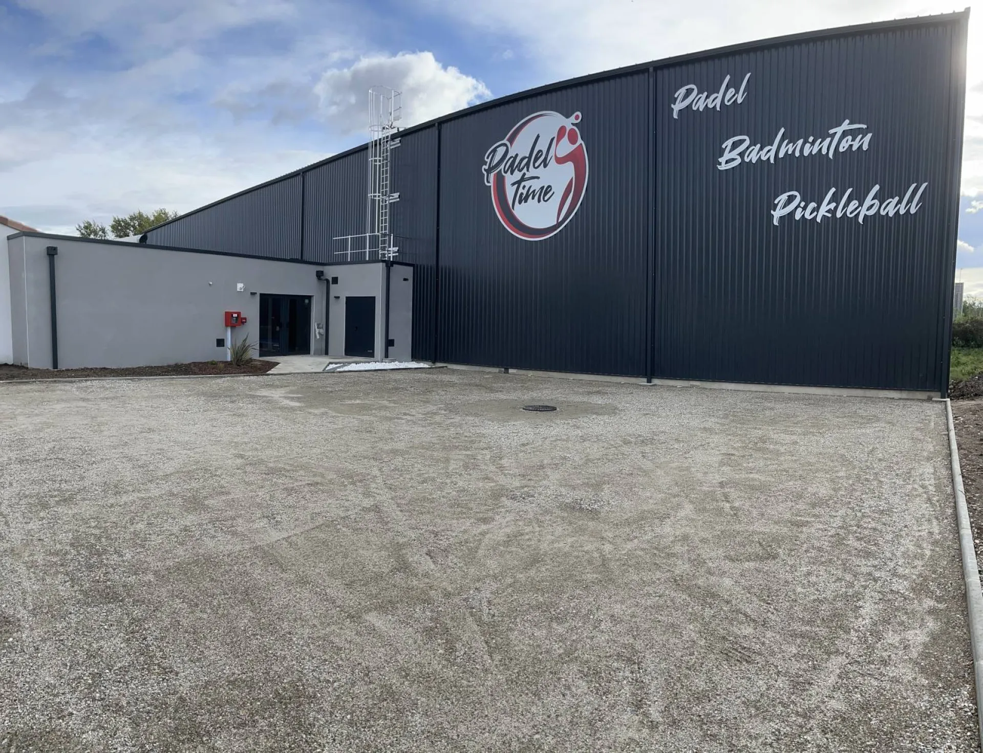 Réalisation enseigne classique pour Padel Time en lettres découpées sur bardage à Auterive