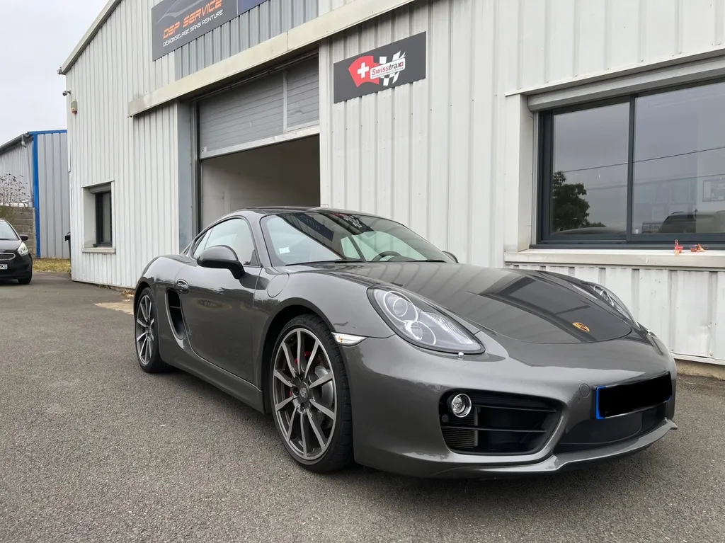 Repigmentation d’un siège de Porsche abîmé, près du Mans en Sarthe.