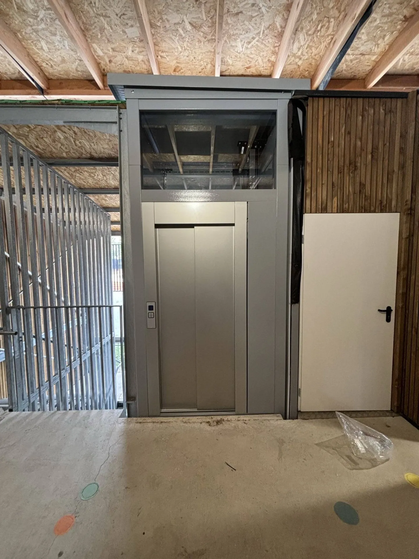 Parfaite insertion dans son environnement pour cet élévateur vertical VIMEC tout électrique dans un ERP à Marseille Parfaite insertion dans son environnement pour cet élévateur vertical VIMEC tout électrique dans un ERP à Marseille