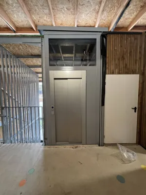 Parfaite insertion dans son environnement pour cet élévateur vertical VIMEC tout électrique dans un ERP à Marseille