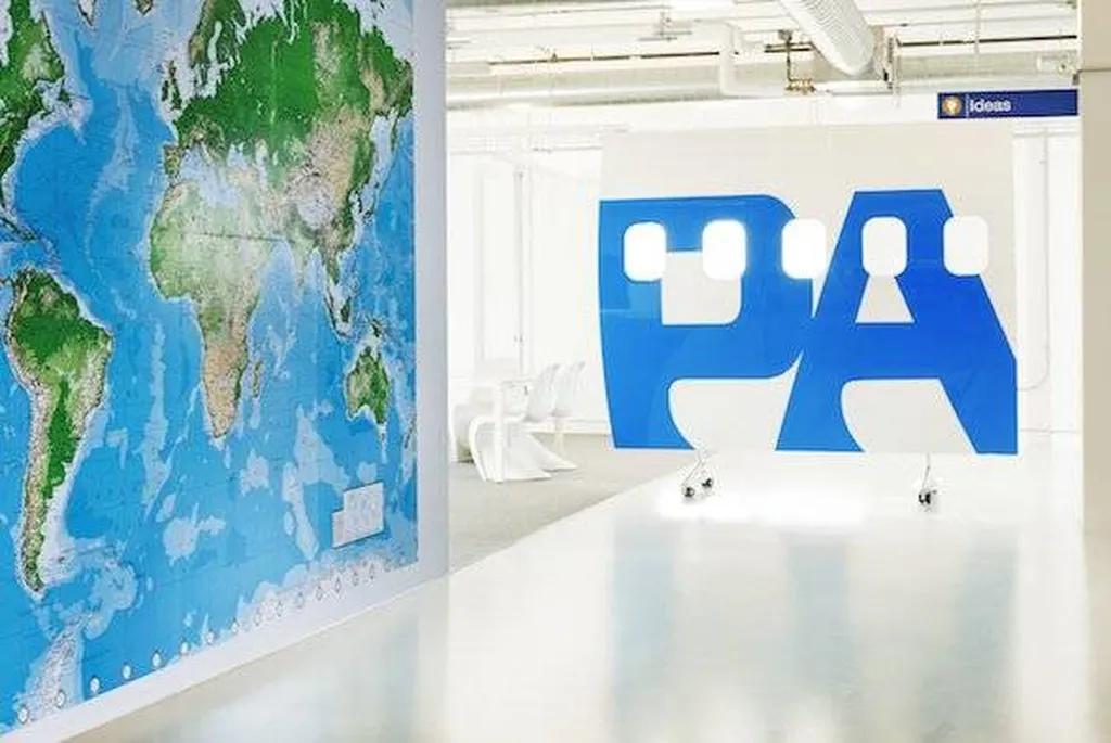 Chez Airbus. Ici : appposition d'une carte du monde géante rappelant les voyages et transofrmation d'un matériau (coque d'avion) en élément de déco.
