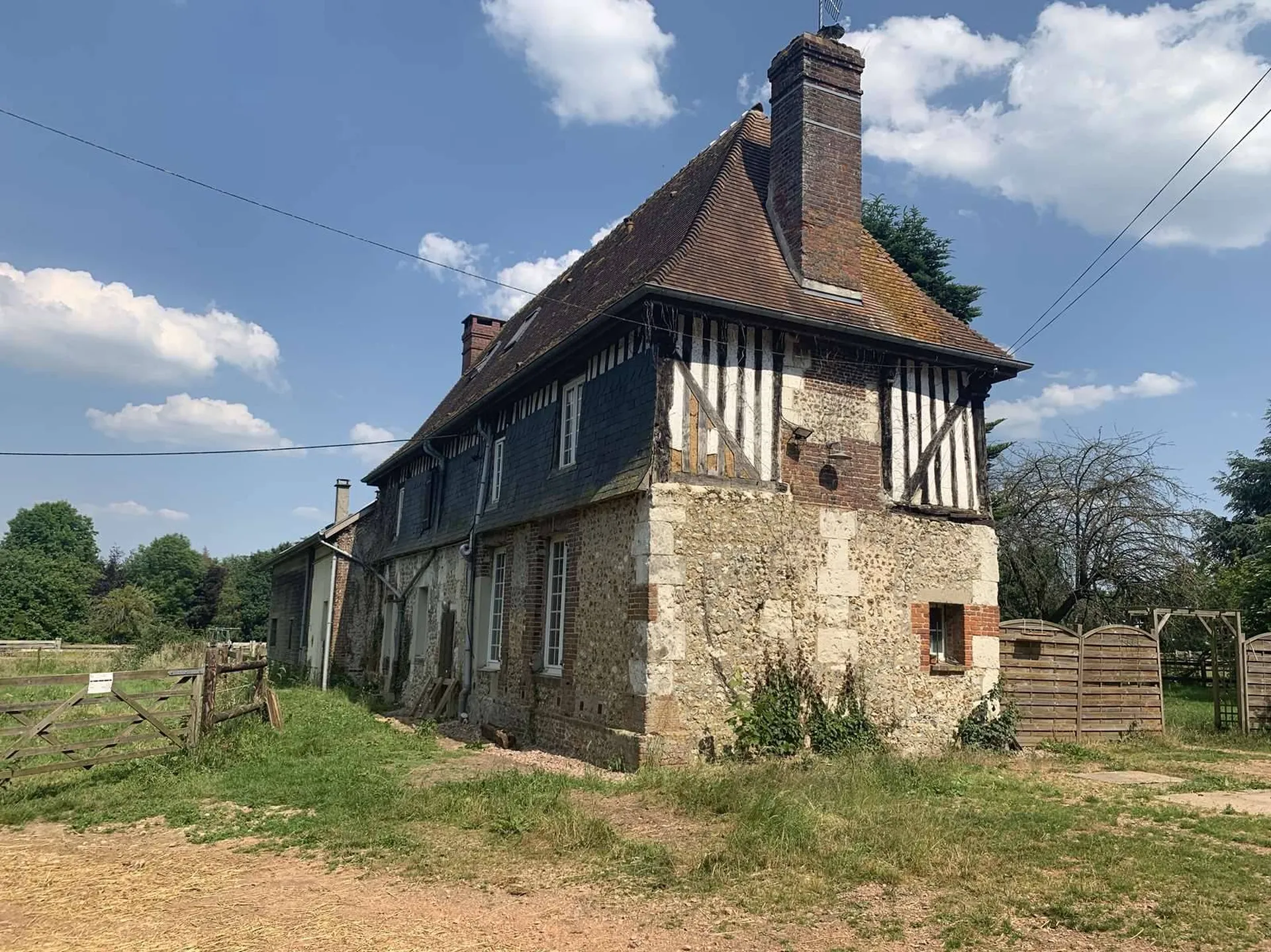A vendre PAYS d’AUGE du CALVADOS : REGION LISIEUX : STRUCTURE EQUESTRE POUR CHEVAUX DE SELLES SUR 10 HA