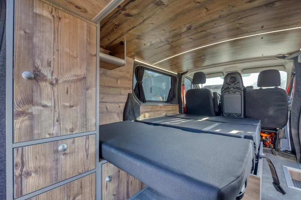 Entreprise spécialisée pour transformer son Renault Trafic Court en van aménagé sur-mesure à Lyon et dans le Rhône