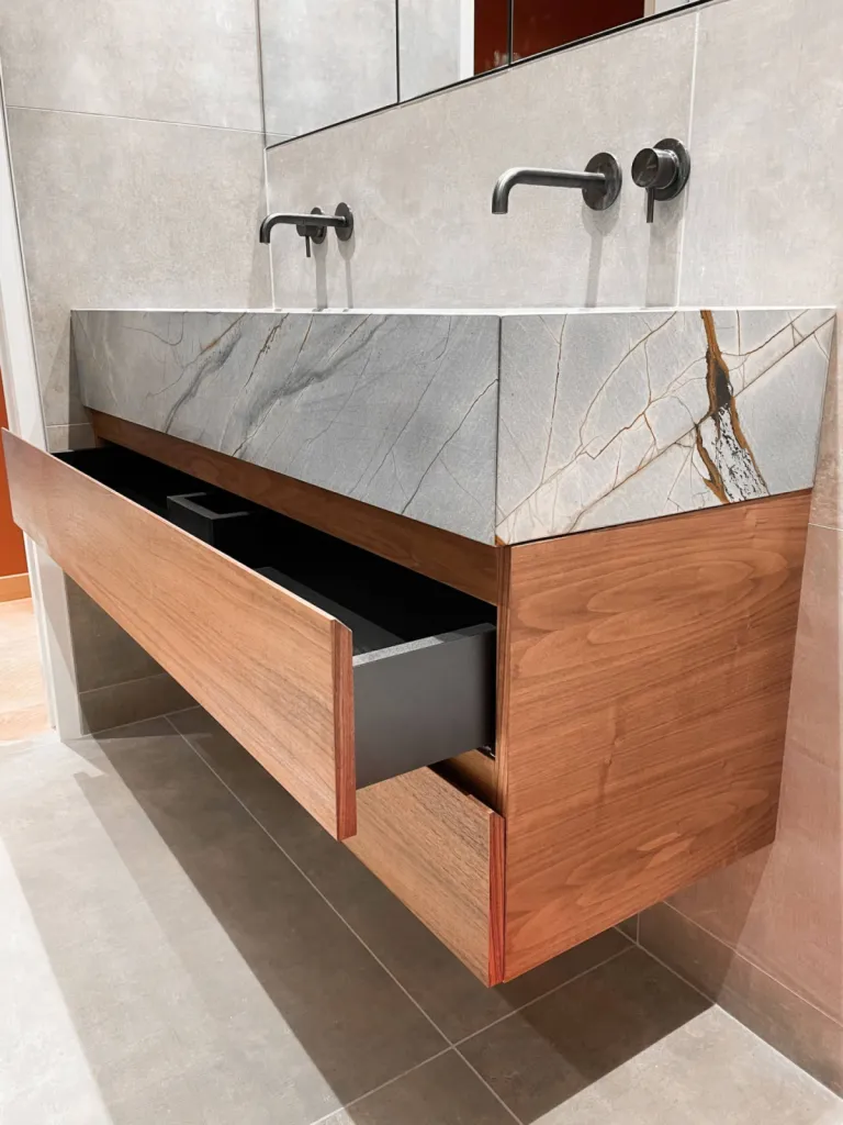 Fabrication d'un meuble de salle de bain en placage noyer