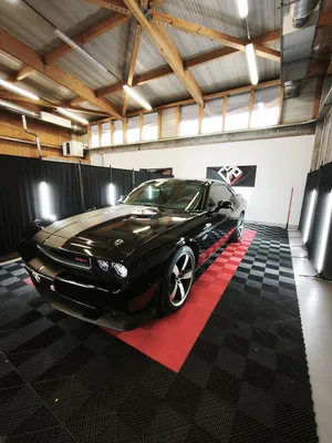 Covering automobile sur Dodge Challenger SRT noir bandes racing noir satin et finitions premium à Randan Auvergne