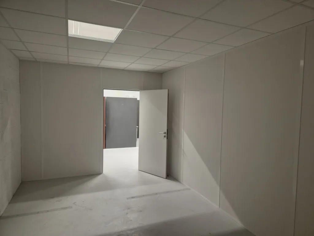 Réalisation complète de cloisons fixes pour créer des bureaux individuels dans une nouvelle entreprise à Dardilly près de Lyon