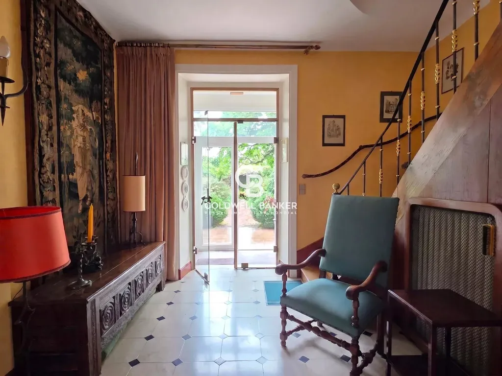 Entrée avec carrelage à cabochons – maison de caractère à vendre au Mans