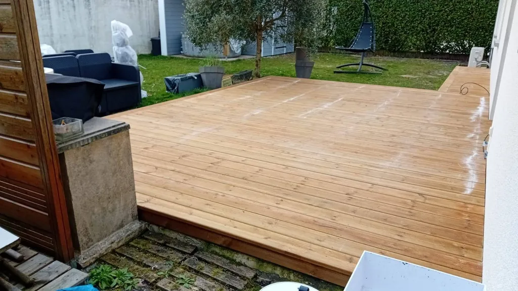 Pourquoi choisir une terrasse en pin pour rénover vos espaces à Parentis-en-Born