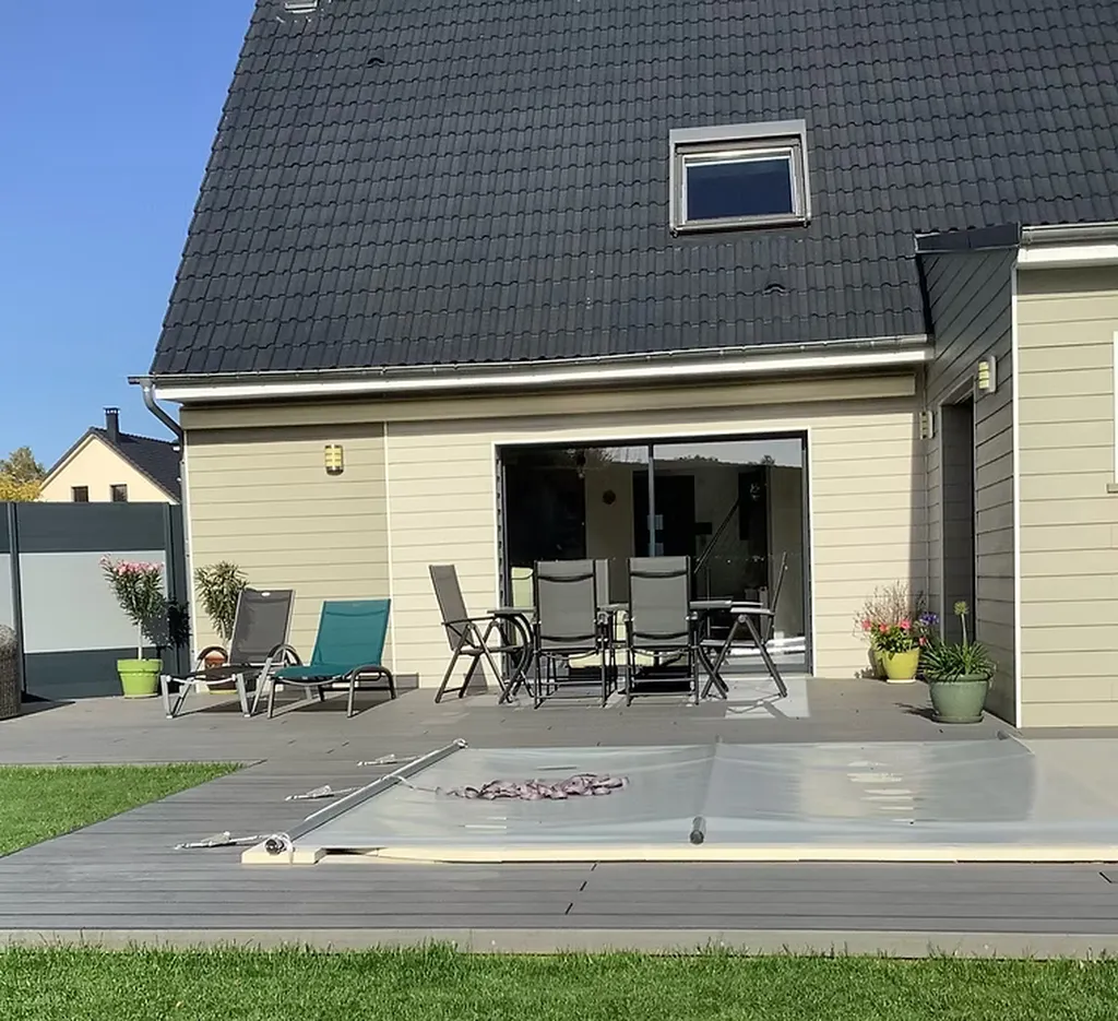 Création d’une terrasse en bois composite gris au Neubourg (27110)