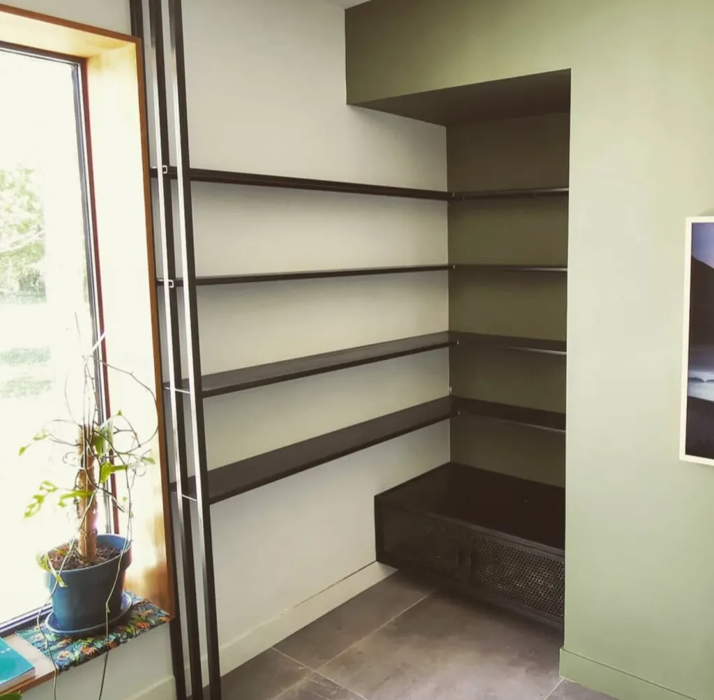 Notre meuble design en acier pour remplir une niche en placo à Aix en Provence