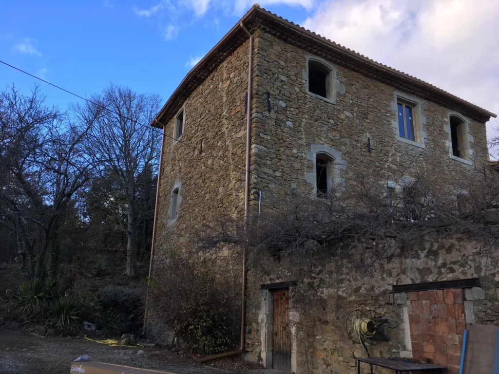 Descentes cylindriques d'une maison à trois étages.