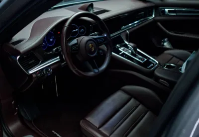 Cette Porsche Panamera Hybrid 2020 bénéficie d’un traitement professionnel signé Gloss Obsession avec un film de protection PPF XPEL hautement performant.