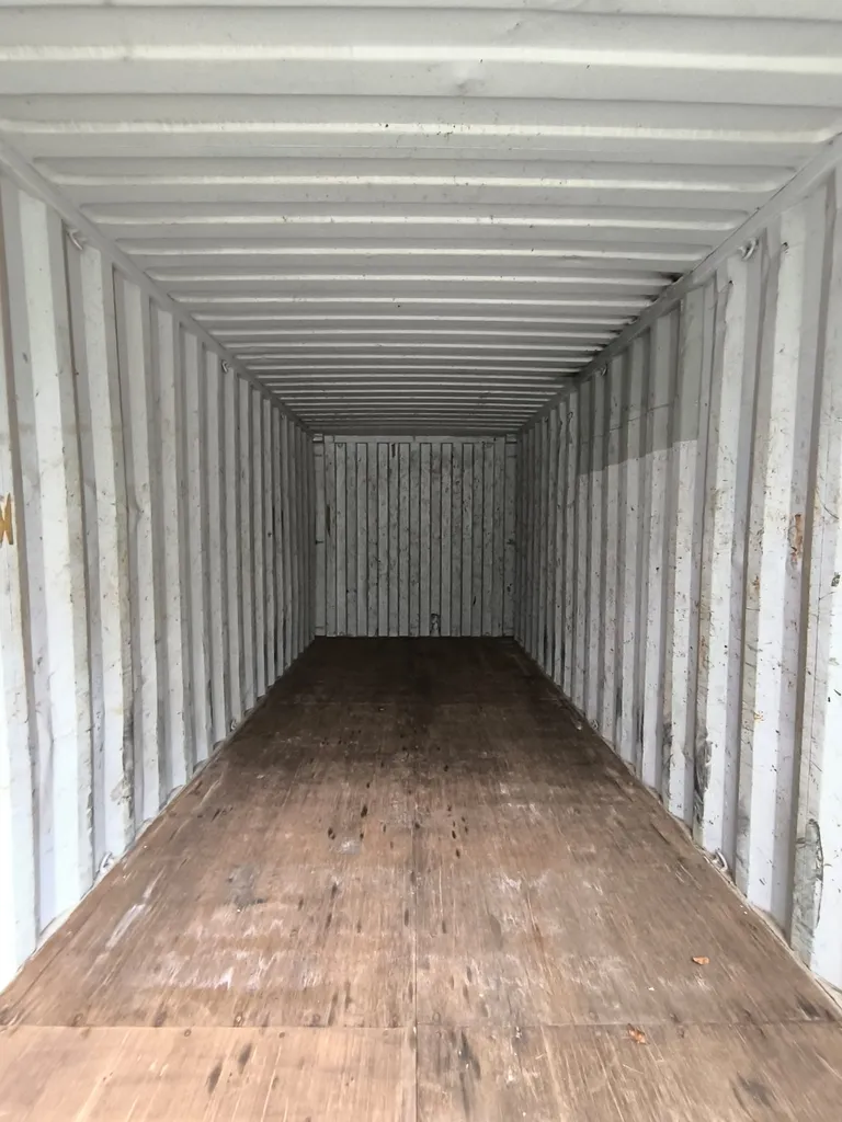 Isolation de container par intérieur à Bordeaux : stopper la condensation et la moisissure grâce à la mousse projetée haute performance