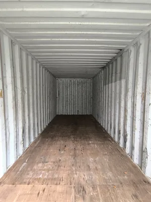 Isolation de container par intérieur à Bordeaux : stopper la condensation et la moisissure grâce à la mousse projetée haute performance