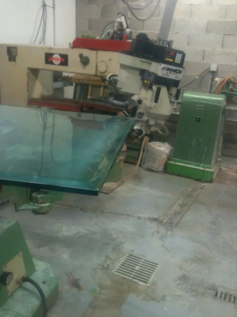 Façonnage d'une dalle de verre 24 mm