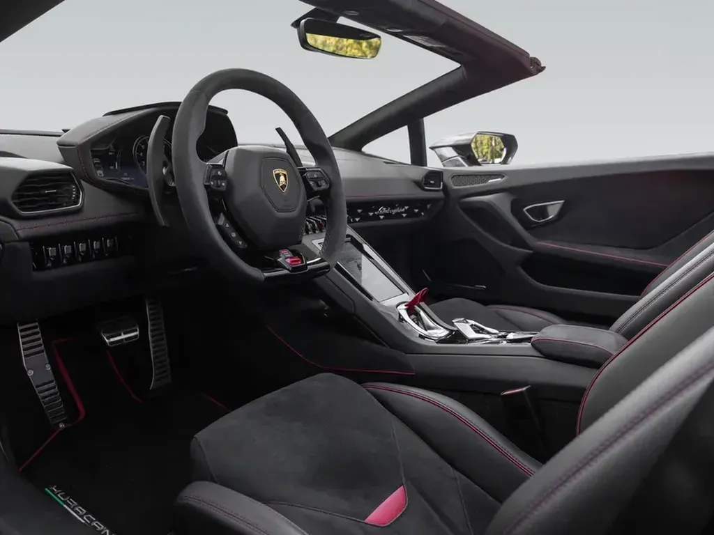 lamborghini-huracan-evo-spyder-2024-interieur-volant