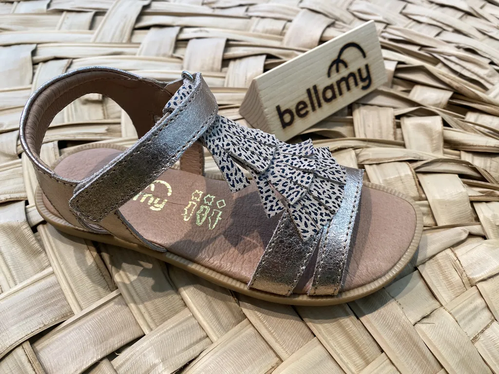 chaussure ouverte pour enfant qui tient le pied près de Bordeaux