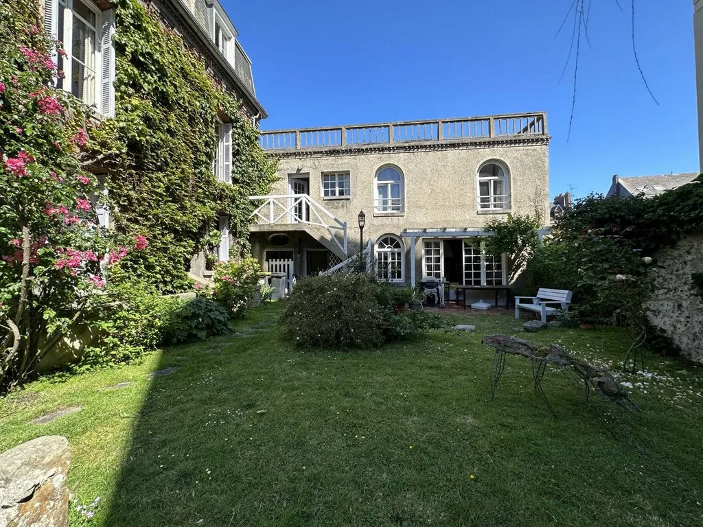 A vendre maison historique du 19e siècle offre un charme d'époque, alliant espace, confort et histoire.