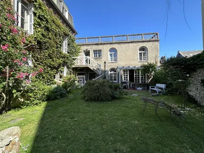 A vendre maison historique du 19e siècle offre un charme d'époque, alliant espace, confort et histoire.