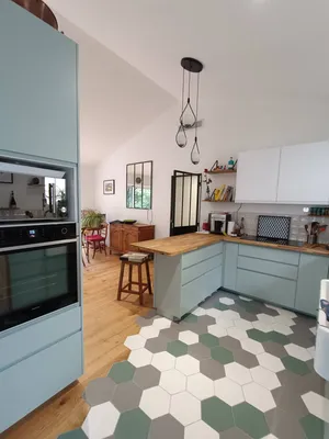 Comment un architecte d'intérieur peut-il optimiser l'espace et maximiser le potentiel d'une petite maison grâce à des solutions astucieuses et personnalisées ?