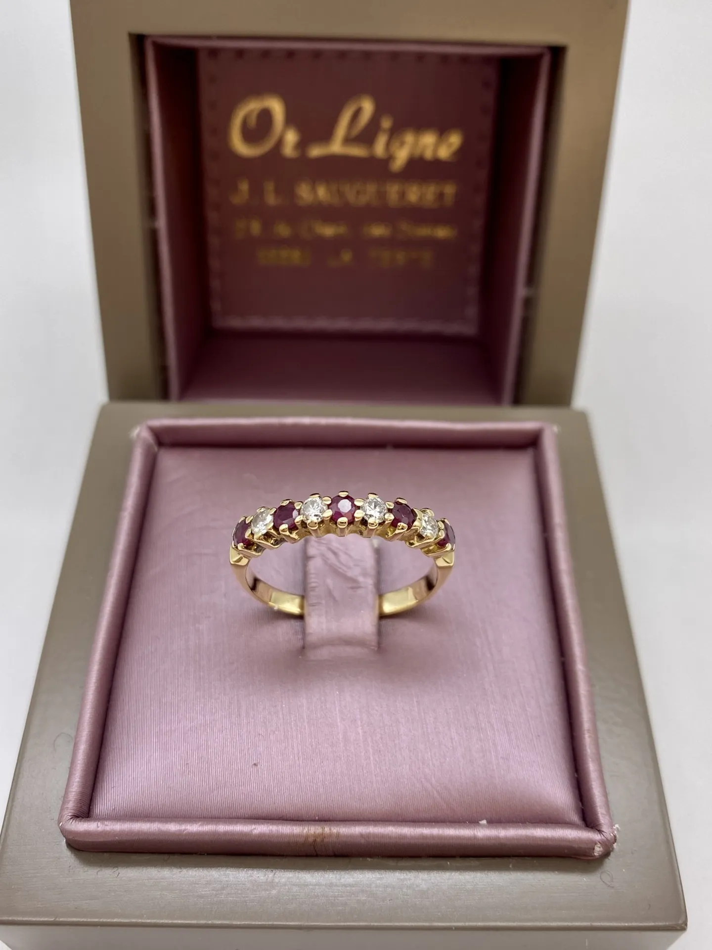 La bijouterie Or Ligne, établie à La Teste de Buch, est réputée pour la vente de pièces de haute joaillerie. Parmi les nombreux trésors que nous offrons, nous avons le privilège de présenter une bague demi-alliance unique en or 750/1000ème, sublimée par u