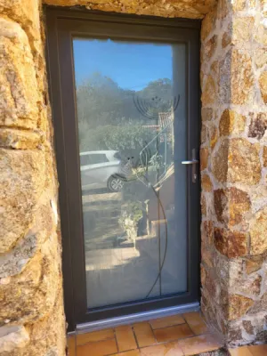 Porte d’entrée aluminium vitrée avec vitrage sécurité à Sainte-Maxime