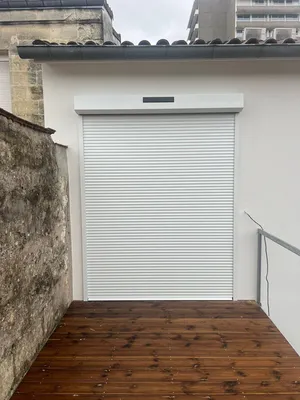 Volet roulant solaire en aluminium installé sur de la rénovation