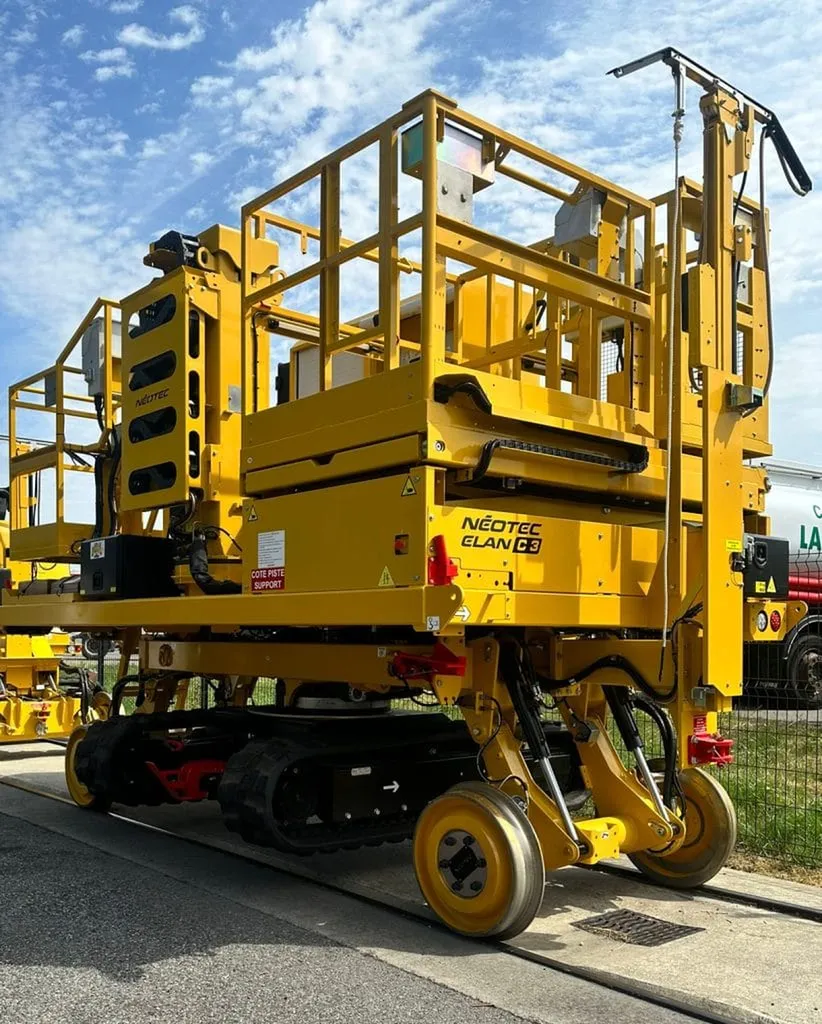 Location nacelle rail route compacte Neotec Elan C3 Green-e avec opérateur pour chantiers ferroviaires à Paris et Île-de-France