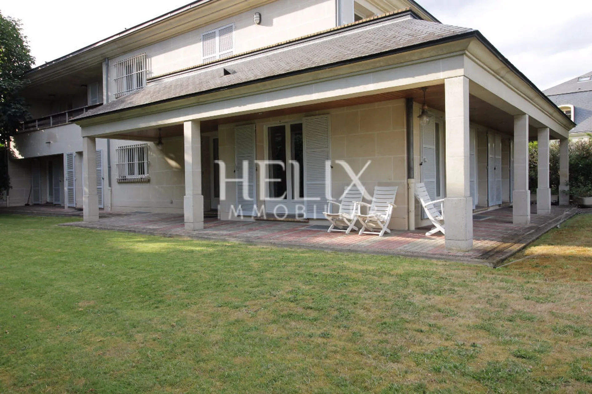 Comme une maison rue D'Alsace à Saint Germain en Laye vous avez la fôret domaniale à proximité de cet immeuble de caractère dans la plus belle ville des Yvelines à l'ouest de Paris