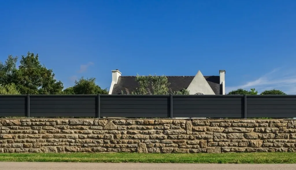 Devis gratuit pour le remplacement de vos anciennes clôtures en aluminium par une entreprise qualifiée à Toulouse, Haute-Garonne.