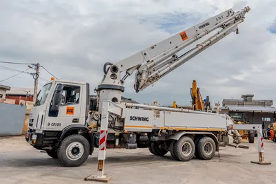 Camion-pompe à béton sur un chantier au Bénin, utilisé pour acheminer le béton jusqu’à la zone de coulage.