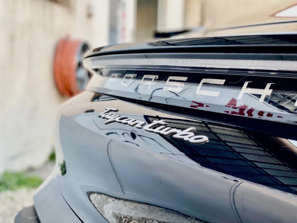 Réparation carrosserie SUR Porsche Taycan à Cassis choc avant avec véhicule de prêt