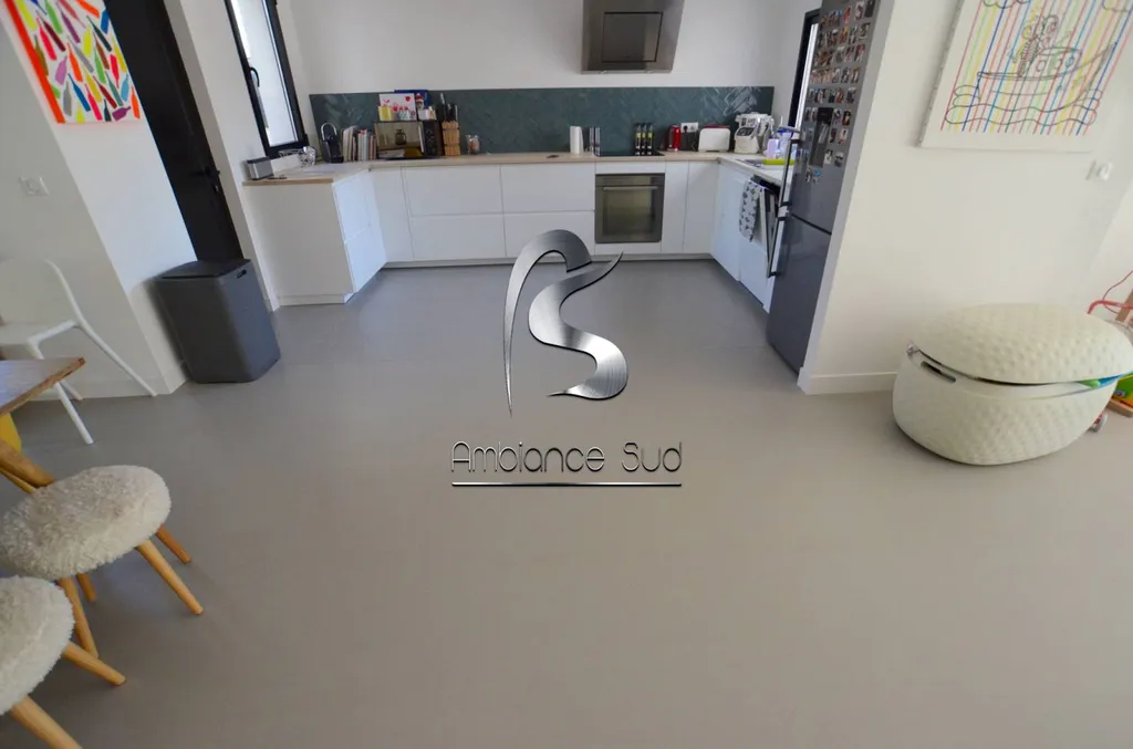 SOL EN BÉTON CIRÉ COULE AVEC UNE CHAPE MINCE FIBRE TEINTE A CARRY ROUET 13