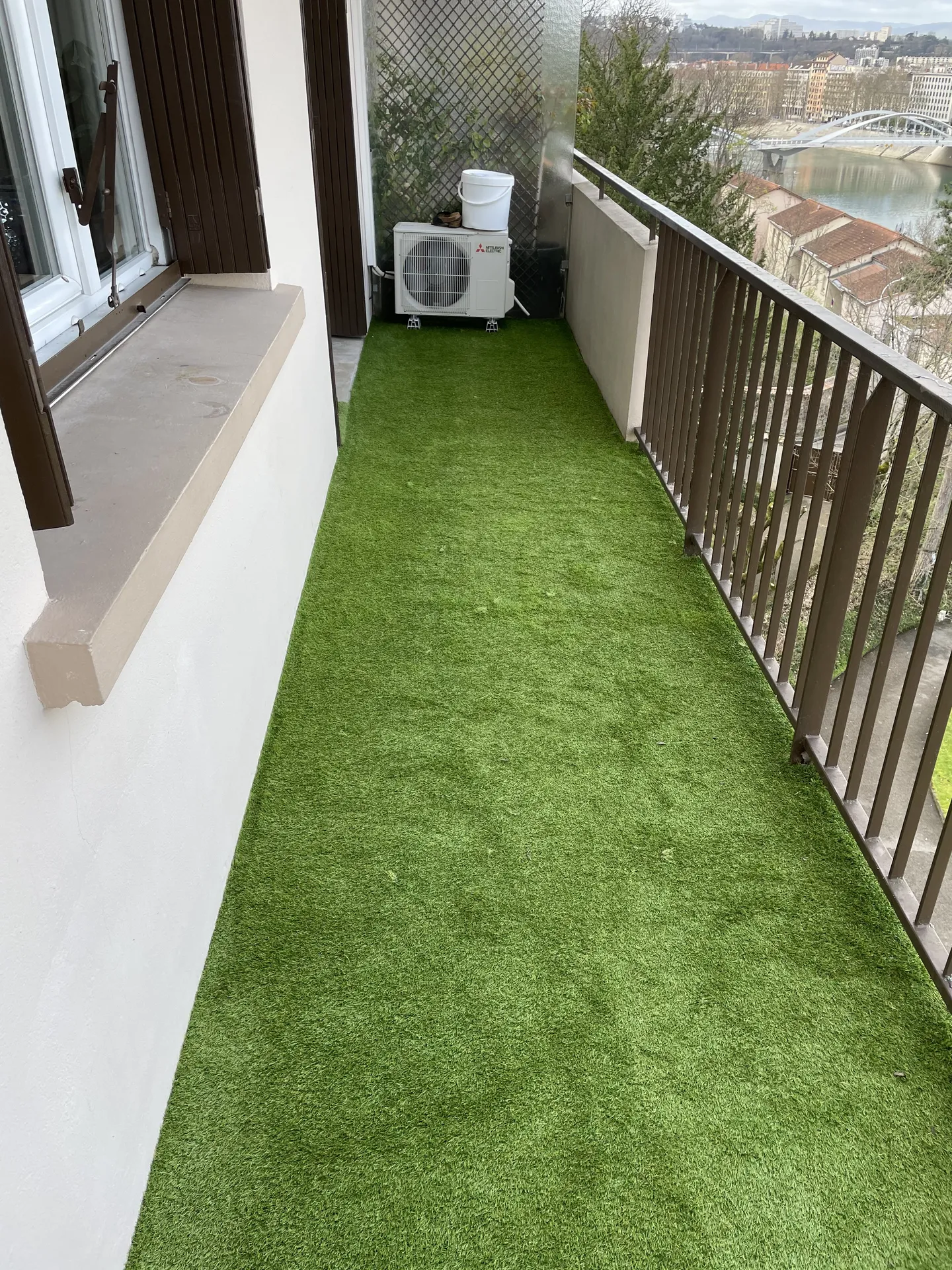 Pose de gazon synthétique sur balcon à Lyon Croix-Rousse (Rhône – 69) pour créer un espace extérieur esthétique, confortable et facile d’entretien