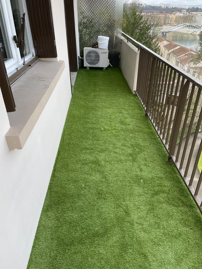 Pose de gazon synthétique sur balcon à Lyon Croix-Rousse (Rhône – 69) pour créer un espace extérieur esthétique, confortable et facile d’entretien