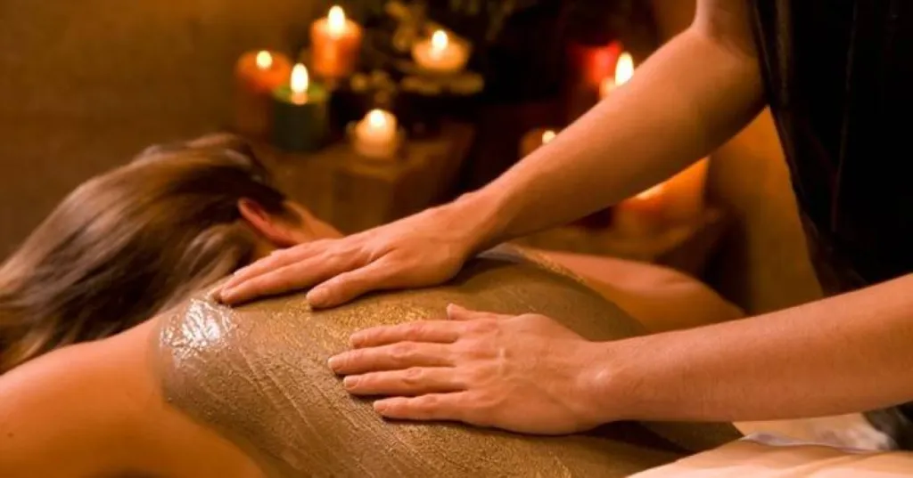 Hydrater le corps avec un enveloppement au rhassoul, miel et beurre de karité