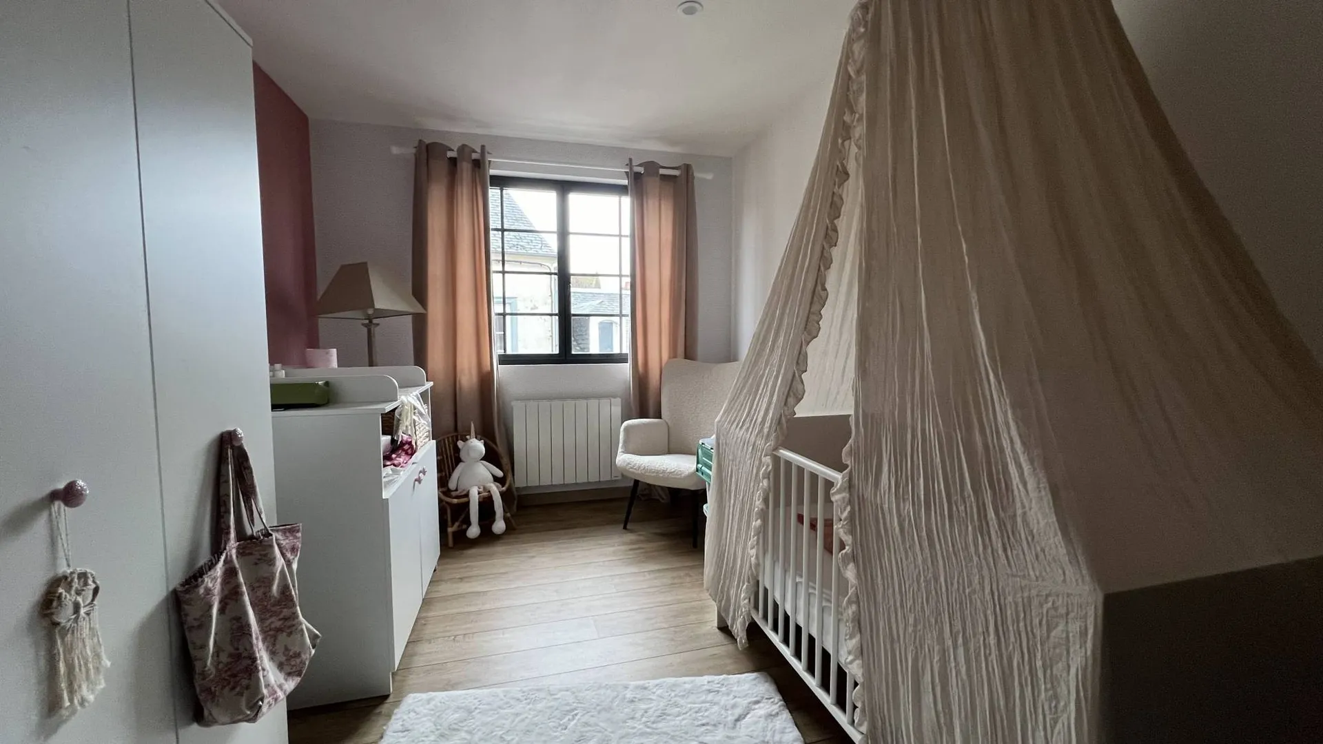 Charmante maison de ville 147m², 3 chambres, cour intérieure, cave voûtée et belles prestations, à proximité immédiate des commerces et services du centre de Eu 76260.