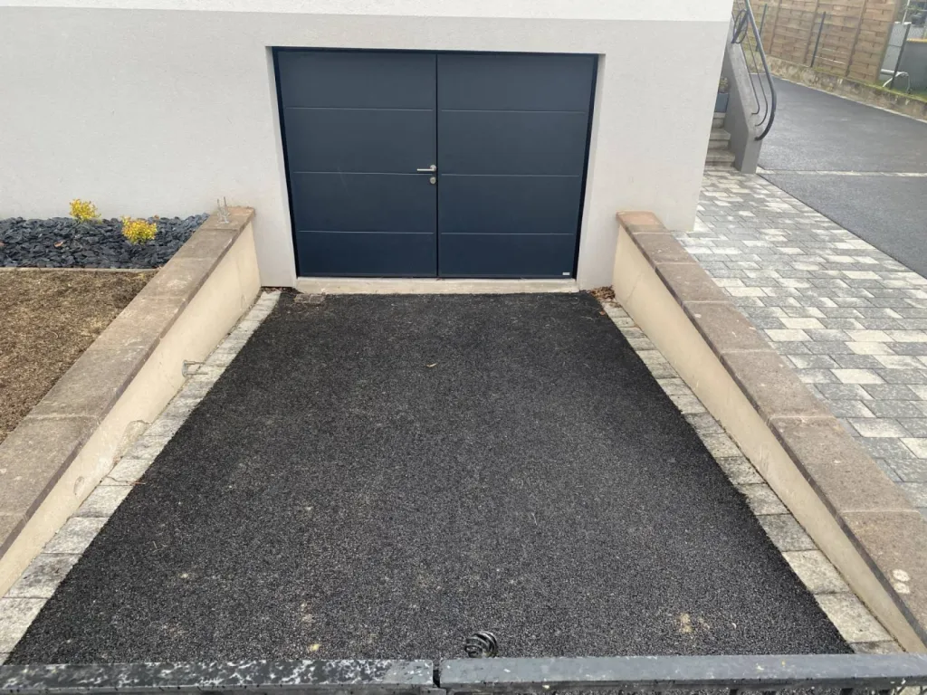 Pose d'enrobé pour entrée de garage à Strasbourg CLK 