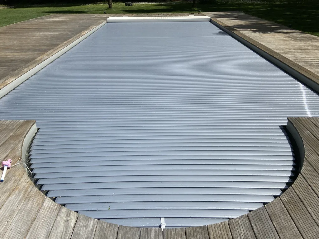Installation d'un tablier en lame polycarbonate gris cendré sur volet immergé vandalisé 