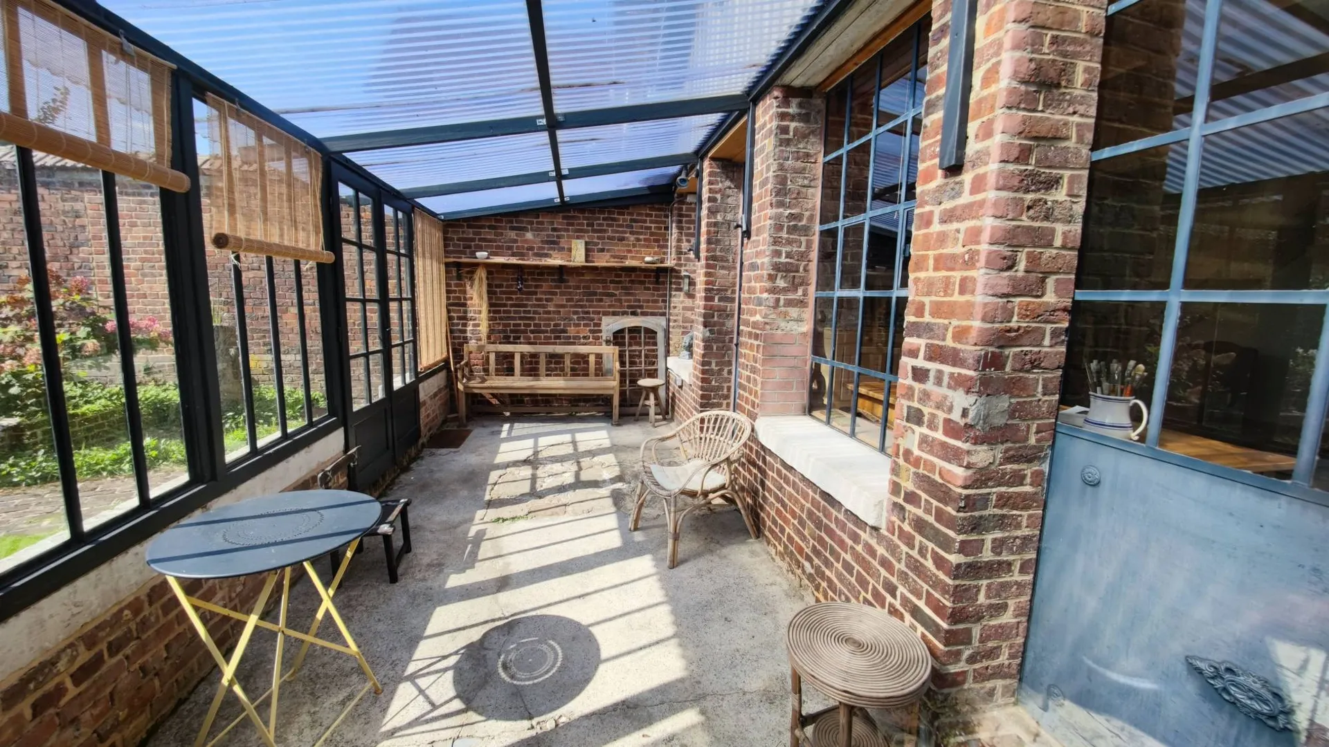 Vends demeure de charme avec véranda ancienne et dépendances plein sud dans un bourg au calme proche de Rouen