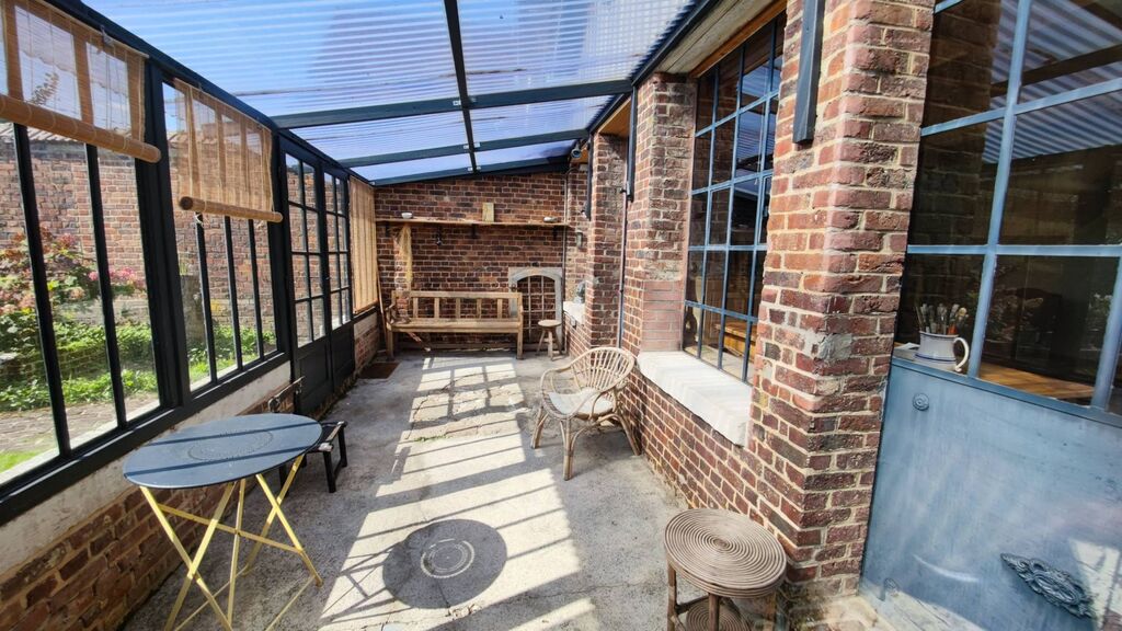 Vends demeure de charme avec véranda ancienne et dépendances plein sud dans un bourg au calme proche de Rouen