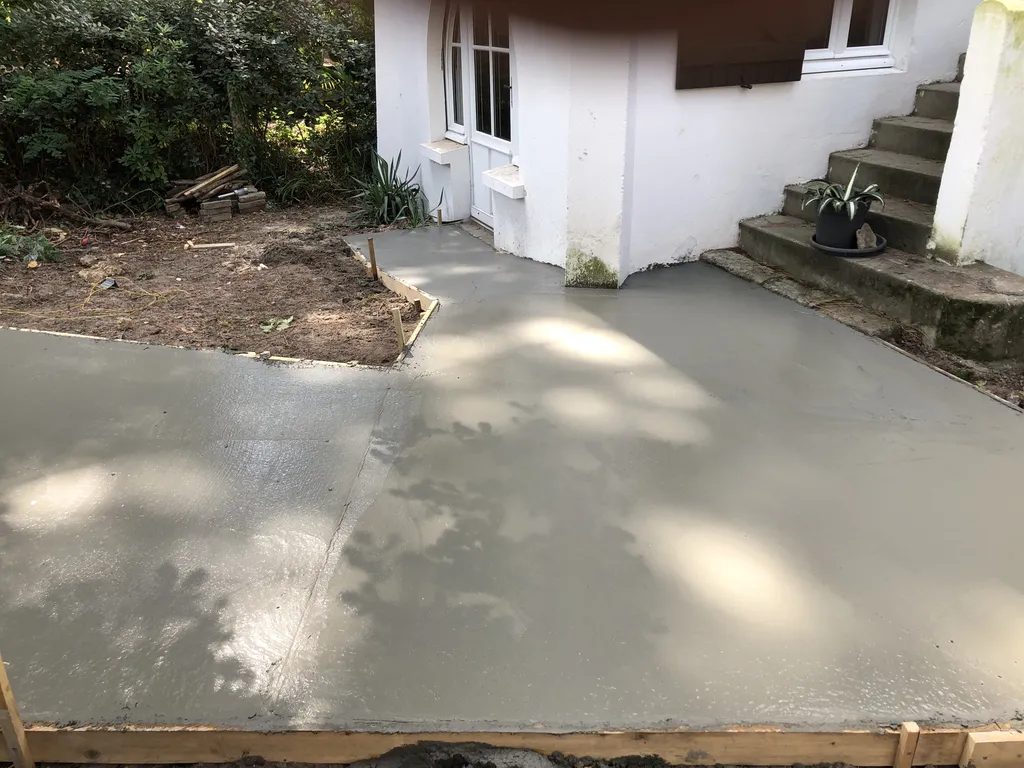 Réalisation d'une entrée et contour de maison en dalle béton coulé au béton armé sur la commune d'Arcachon