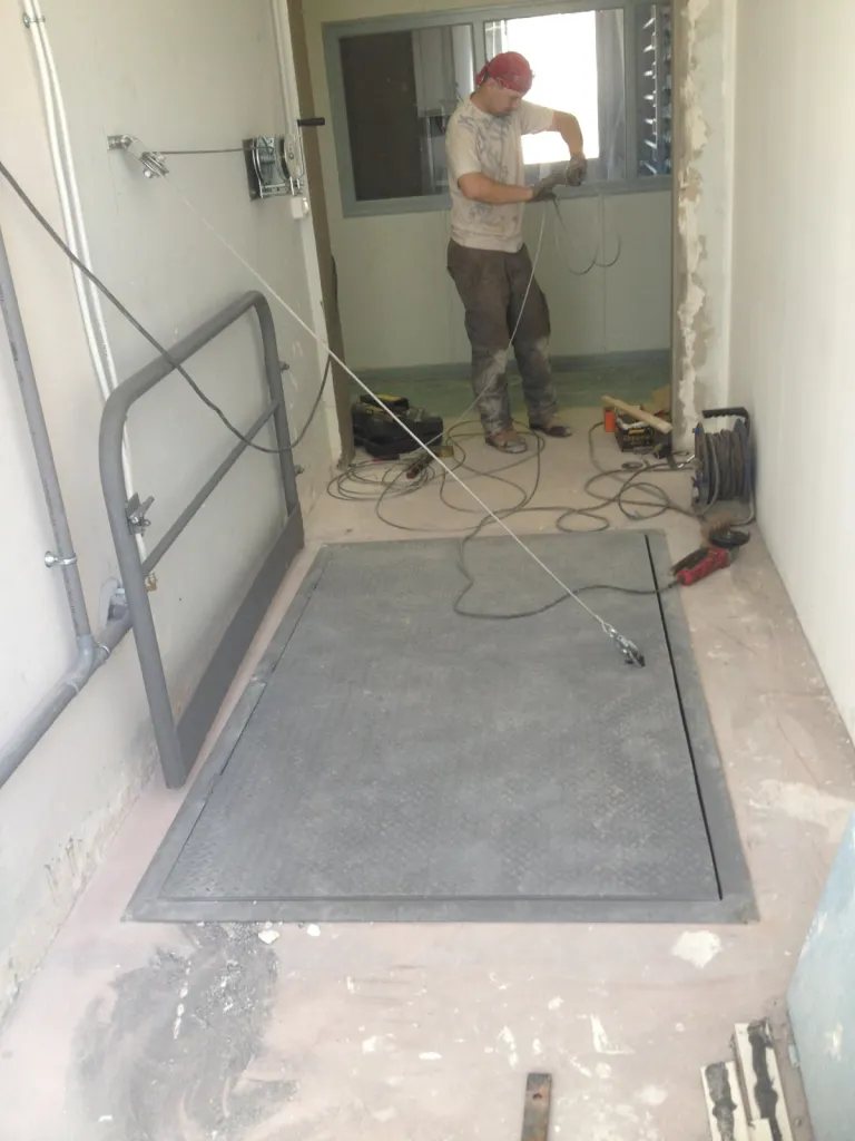 TRAPPE D'ACCES SUR MESURE AVEC GARDE CORPS ET TREUIL MARTIGUES